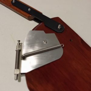 Timón Completo para Sunfish con Pala en Cedro y Caña en Teca. "Cheek" en Acero Inoxidable. Resortes de tensión, pin y resorte de compresión idénticos a los de Clase. Fabricado por Latitud 40° Sur.