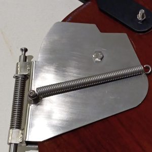 Sistema de fijación de pala del timón de Sunfish tipo "cheek" en acero inoxidable. Fabricado por Latitud 40° Sur